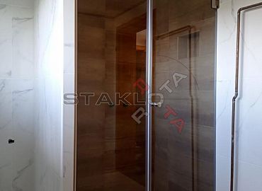 tusÌ kabina sa zaokretnim vratima